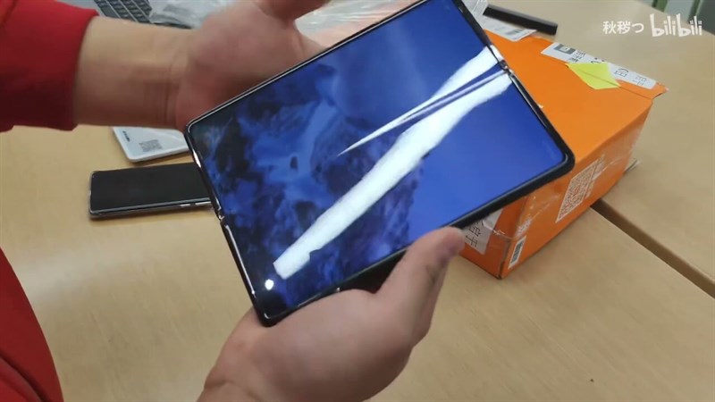 Màn hình Xiaomi Mi Mix Fold vẫn còn nếp gấp khá rõ.