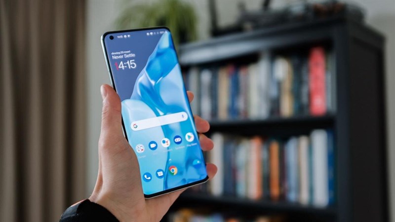 OnePlus với thiết kế nhỏ và nhẹ hơn giúp bạn cầm nắm máy dễ dàng.