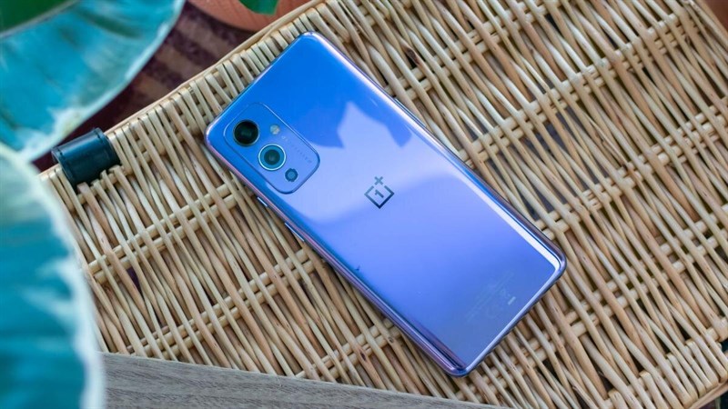 Mặt lưng kính đẹp và sang trọng trên OnePlus 9. Mặt lưng kính đẹp và sang trọng trên OnePlus 9.