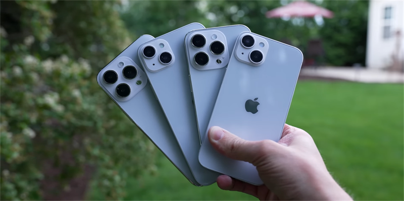 Thiết kế tổng thể của cả 4 mẫu trong dòng iPhone 14 dường như không khác so với thế hệ trước. Nguồn: YouTube iupdate. So sánh iPhone 14 và iPhone 14 Max