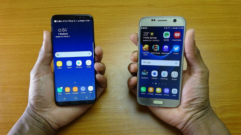 Hai hệ điều hành tùy chỉnh trước đó của Samsung là Samsung Experience (bên trái) và TouchWiz (bên phải) bị chê là lòe loẹt, nhiều lỗi vặt. (Nguồn: Tech1Tv).