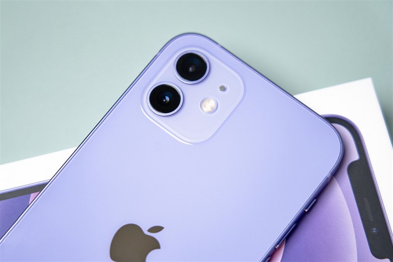 Cach-cam-tren-tay-iPhone-12-mau-tim Cach-cam-tren-tay-iPhone-12-mau-tim