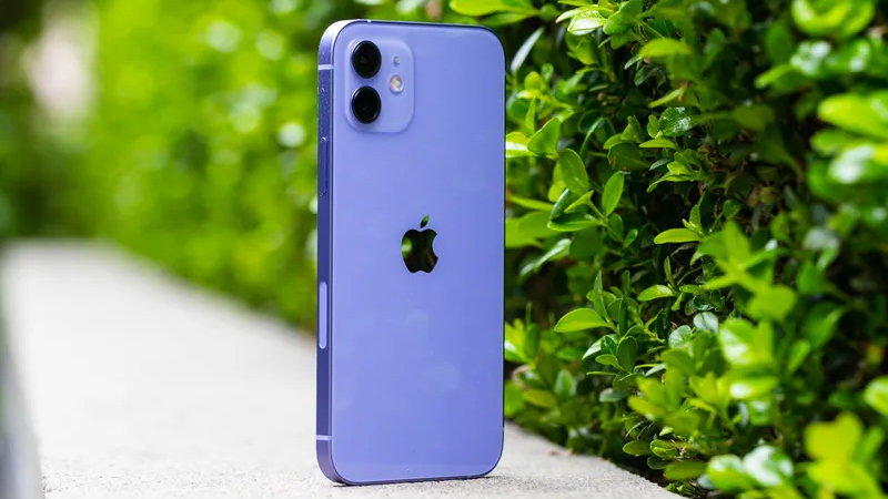 Cach-cam-tren-tay-iPhone-12-mau-tim Cach-cam-tren-tay-iPhone-12-mau-tim