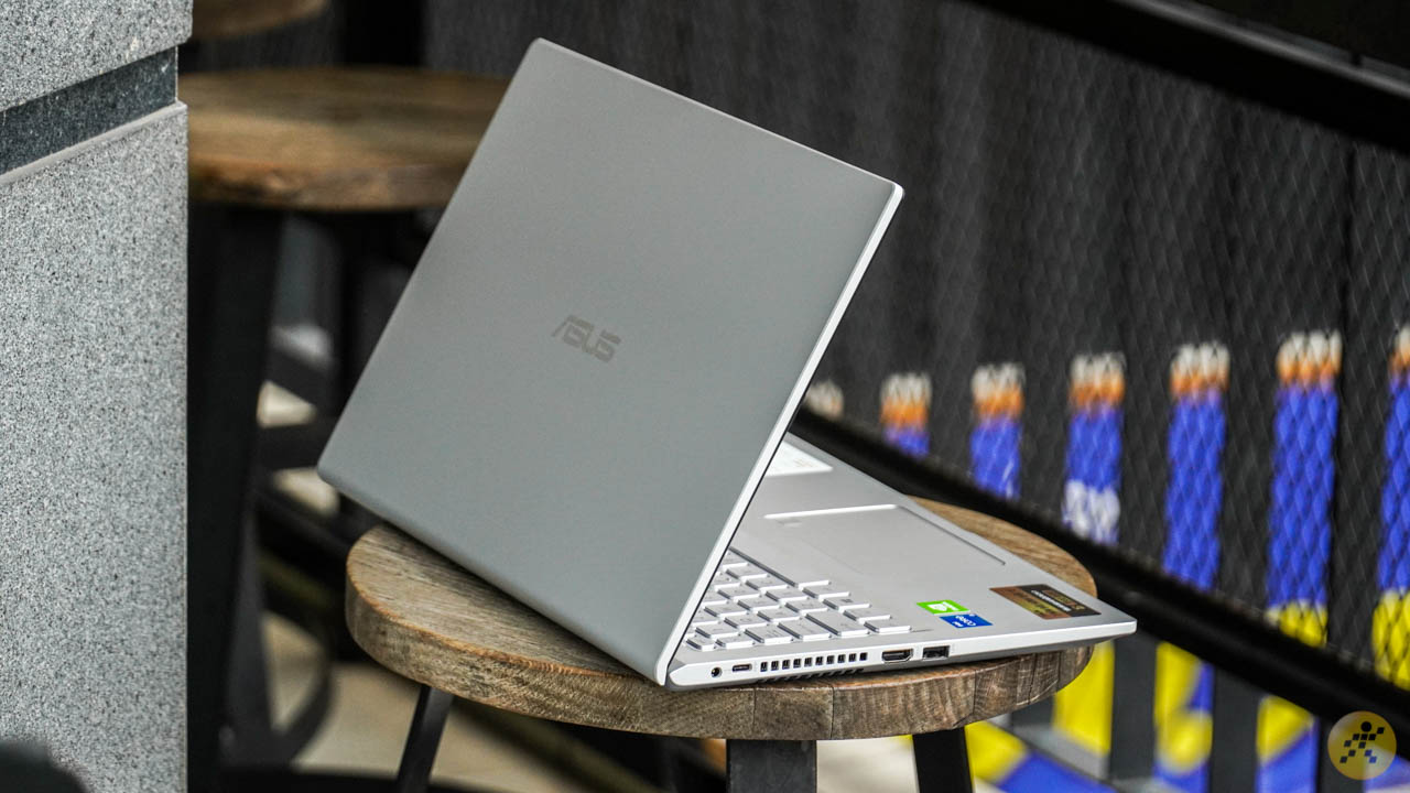 ASUS VivoBook X515EP không hề nặng khi cầm trên tay