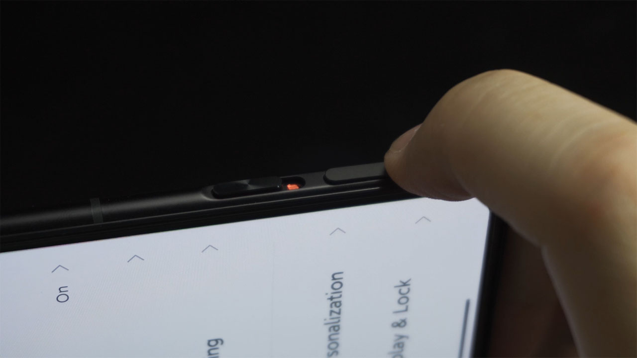 Cảm giác nhấn nút trên Xiaomi Redmi K40 Gaming rất thoải mái
