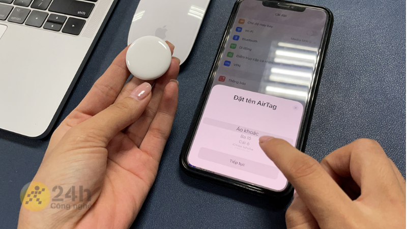 Sau khi iPhone của bạn phát hiện ra AirTag, đây sẽ là lúc bạn đặt tên cho AirTag (tên của thiết bị sẽ gắn liền với đồ vật mà bạn muốn theo dõi). Sau khi iPhone của bạn phát hiện ra AirTag, đây sẽ là lúc bạn đặt tên cho AirTag (tên của thiết bị sẽ gắn liền với đồ vật mà bạn muốn theo dõi).