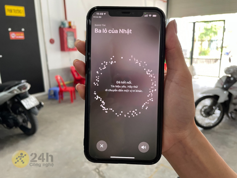 Với con chip U1, AirTag có thể xác định vị trí đúng đến từ cm. Với con chip U1, AirTag có thể xác định vị trí đúng đến từ cm.