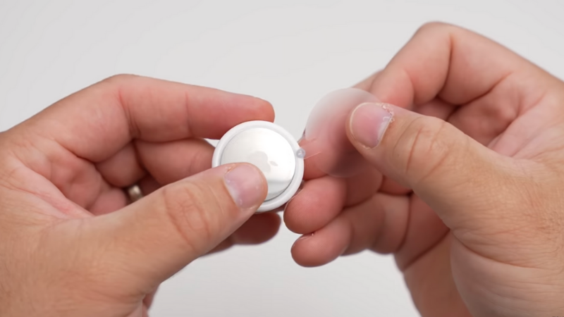 Chỉ cần tháo lớp seal ra là AirTag đã sẵn sàng hoạt động. (Nguồn: zollotech). Chỉ cần tháo lớp seal ra là AirTag đã sẵn sàng hoạt động. (Nguồn: zollotech).