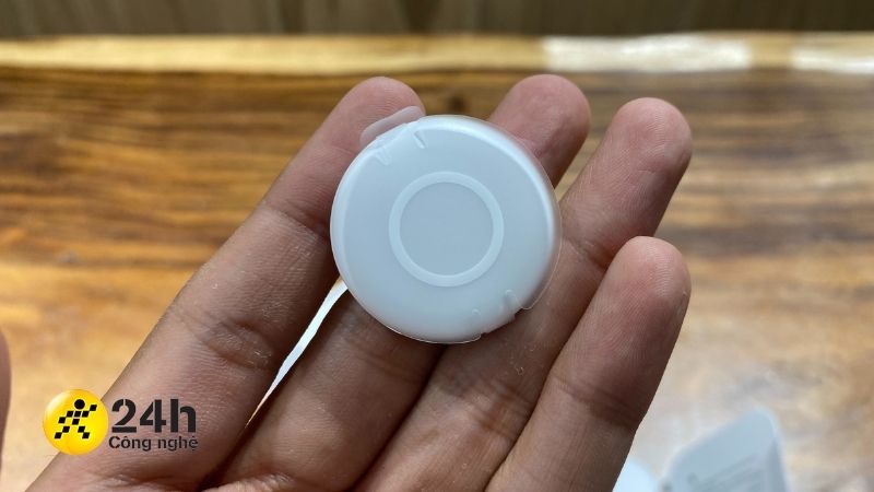 Phần mặt dưới được làm từ nhựa bóng của AirTag. Phần mặt dưới được làm từ nhựa bóng của AirTag.