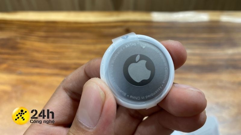 Phần mặt trên của AirTag được làm từ crom bóng. Phần mặt trên của AirTag được làm từ crom bóng.