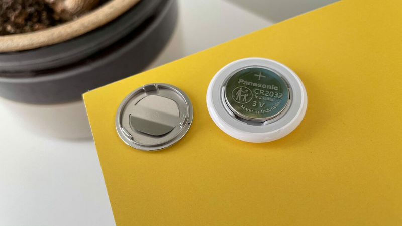 Pin của AirTag cũng là một trong những yếu tố gây nguy hiểm cho trẻ nhỏ vì quá dễ tháo ra. (Nguồn: 9to5mac). Pin của AirTag cũng là một trong những yếu tố gây nguy hiểm cho trẻ nhỏ vì quá dễ tháo ra. (Nguồn: 9to5mac).