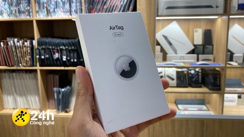 Phần vỏ hộp bên ngoài của AirTag đơn giản với tông màu trắng chủ đạo cùng hình sản phẩm được in ở chính giữa. Phần vỏ hộp bên ngoài của AirTag đơn giản với tông màu trắng chủ đạo cùng hình sản phẩm được in ở chính giữa.