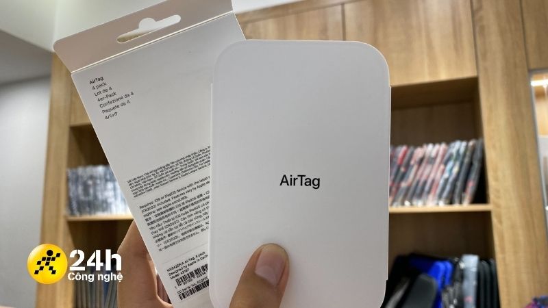 Giấy hướng dẫn sử dụng của AirTag (kèm với 4 thiết bị AirTag). Giấy hướng dẫn sử dụng của AirTag (kèm với 4 thiết bị AirTag).