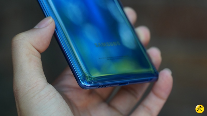 Dù mặt lưng của S10 Lite được làm từ nhựa nhưng bù lại thì máy sở hữu khung kim loại chắc chắn. Dù mặt lưng của S10 Lite được làm từ nhựa nhưng bù lại thì máy sở hữu khung kim loại chắc chắn.