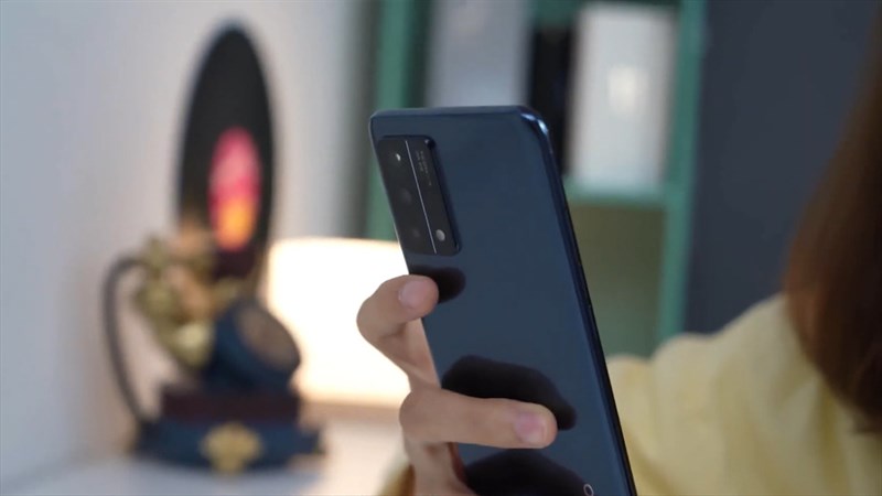 Cảm giác cầm nắm OPPO K9 5G vô cùng thoải mái Cảm giác cầm nắm OPPO K9 5G vô cùng thoải mái