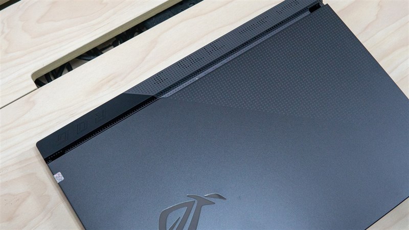 Mặt trên của ASUS ROG Strix G17. Mặt trên của ASUS ROG Strix G17.