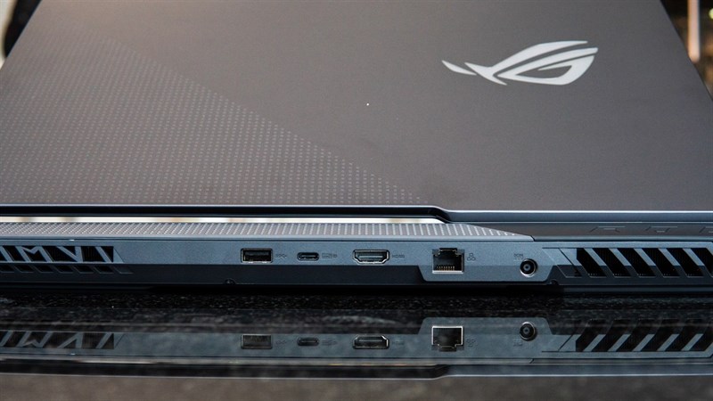 Các cổng kết nối ở cạnh sau của ASUS ROG Strix G17. Các cổng kết nối ở cạnh sau của ASUS ROG Strix G17.