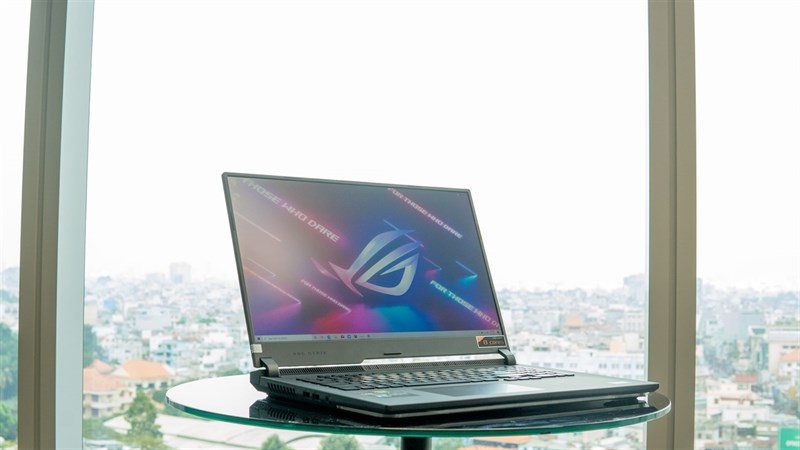 ASUS ROG Strix G17 cho khả năng hiển thị ngoài trời tốt. ASUS ROG Strix G17 cho khả năng hiển thị ngoài trời tốt.