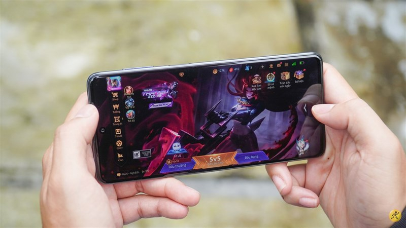 2 smartphone tầm trung chiến game cực đã, pin siêu trâu giảm bật gốc