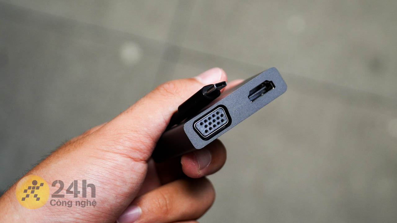 Lenovo đã tinh tế tặng kèm một adapter chuyển cổng bên trong hộp Lenovo đã tinh tế tặng kèm một adapter chuyển cổng bên trong hộp
