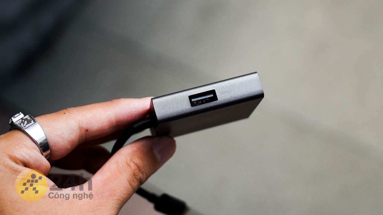 Adapter này có thêm cổng USB ở cạnh trái Adapter này có thêm cổng USB ở cạnh trái