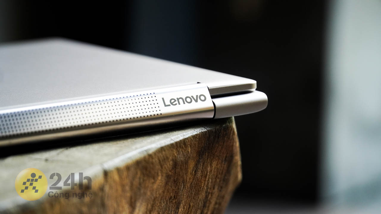 Ở cạnh sau của laptop cũng có logo Lenovo Ở cạnh sau của laptop cũng có logo Lenovo