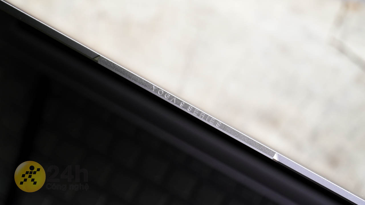 Phần cạnh trên có dòng chữ Yoga 9 Series Phần cạnh trên có dòng chữ Yoga 9 Series