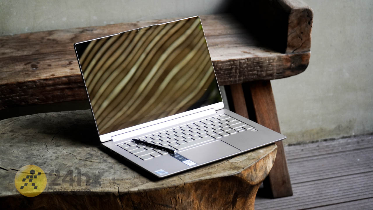 Nhìn từ xa chiếc laptop càng trở nên sang trọng và cao cấp Nhìn từ xa chiếc laptop càng trở nên sang trọng và cao cấp