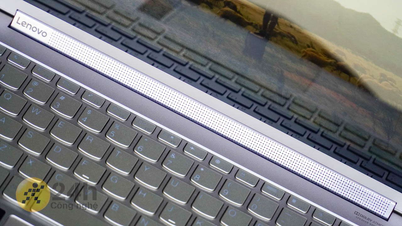 Lenovo Yoga 9 có dải loa ngoài nằm trên thanh nối 2 bản lề laptop Lenovo Yoga 9 có dải loa ngoài nằm trên thanh nối 2 bản lề laptop