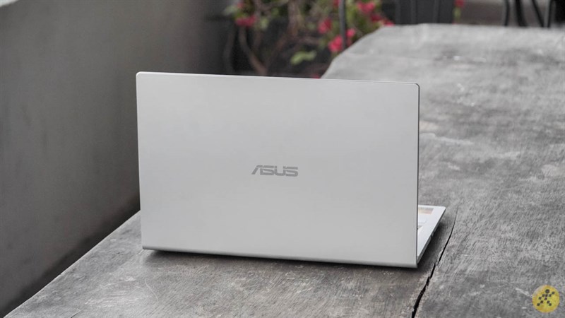 Laptop Asus VivoBook sở hữu lớp vỏ nhựa tông màu bạc hiện đại và thiết kế đơn giản mà tinh tế