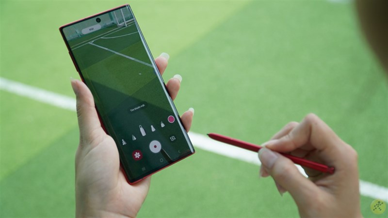 Samssung Galaxy Note 20 có thiết kế góc cạnh, mạnh mẽ.