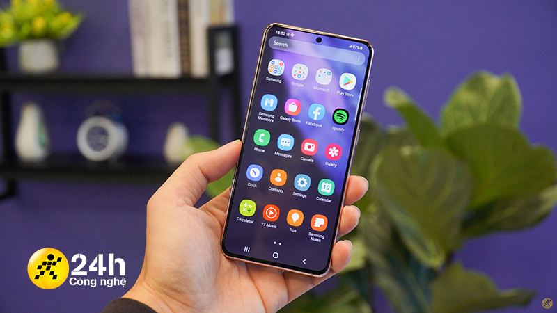 Mình cảm thấy may mắn khi Galaxy S21 5G có màn hình phẳng thay vì màn hình cong