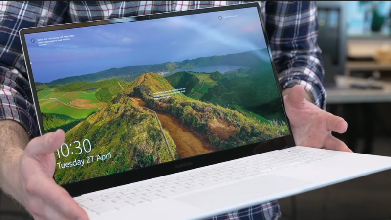 tren-tay-samsung-galaxy-book-pro tren-tay-samsung-galaxy-book-pro