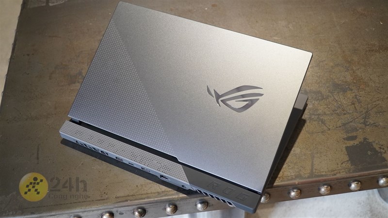 ASUS ROG Strix G15 (2021) Được thiết kế tối ưu giúp khung máy nhỏ gọn hơn.