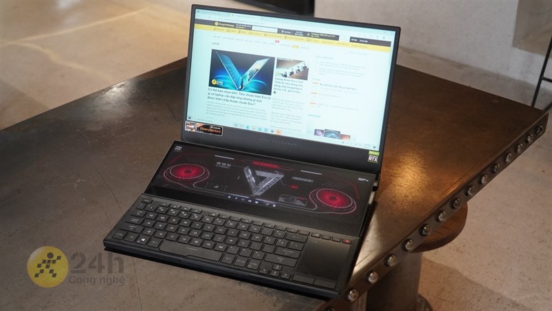 Thiết kế độc đáo của  ASUS ROG Zephyrus Duo (2021) khi mở máy ra.