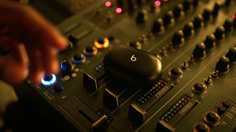 Hình ảnh Beats Studio Buds xuất hiện trong video âm nhạc của Roddy Ricch Hình ảnh Beats Studio Buds xuất hiện trong video âm nhạc của Roddy Ricch