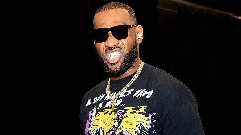 Hình ảnh LeBron James đeo Beats Studio Buds trên tai Hình ảnh LeBron James đeo Beats Studio Buds trên tai
