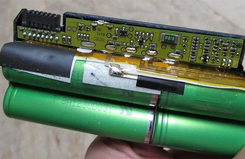 Đây là một dạng bo mạch của pin laptop. (Nguồn: Budget Light Forum). Đây là một dạng bo mạch của pin laptop. (Nguồn: Budget Light Forum).