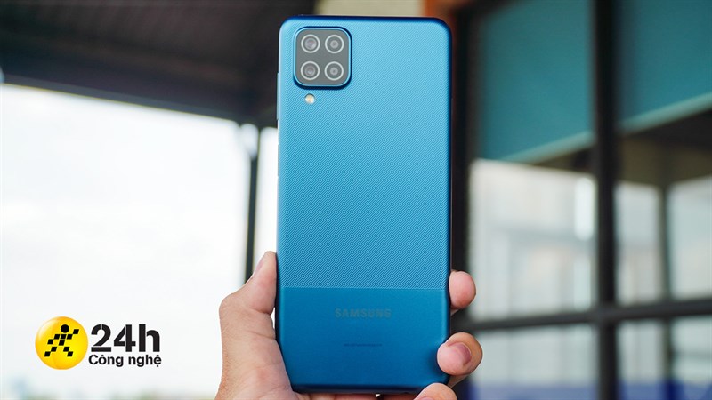 Mặt lưng của Galaxy A12 là một trong những điểm nhấn đáng chú ý với họa tiết đường chéo nổi.