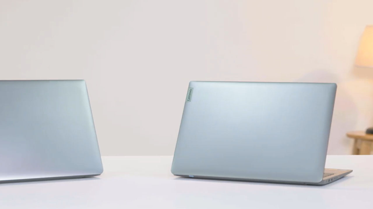 Cả hai chiếc laptop đều mang đến cảm giác gần gũi Cả hai chiếc laptop đều mang đến cảm giác gần gũi