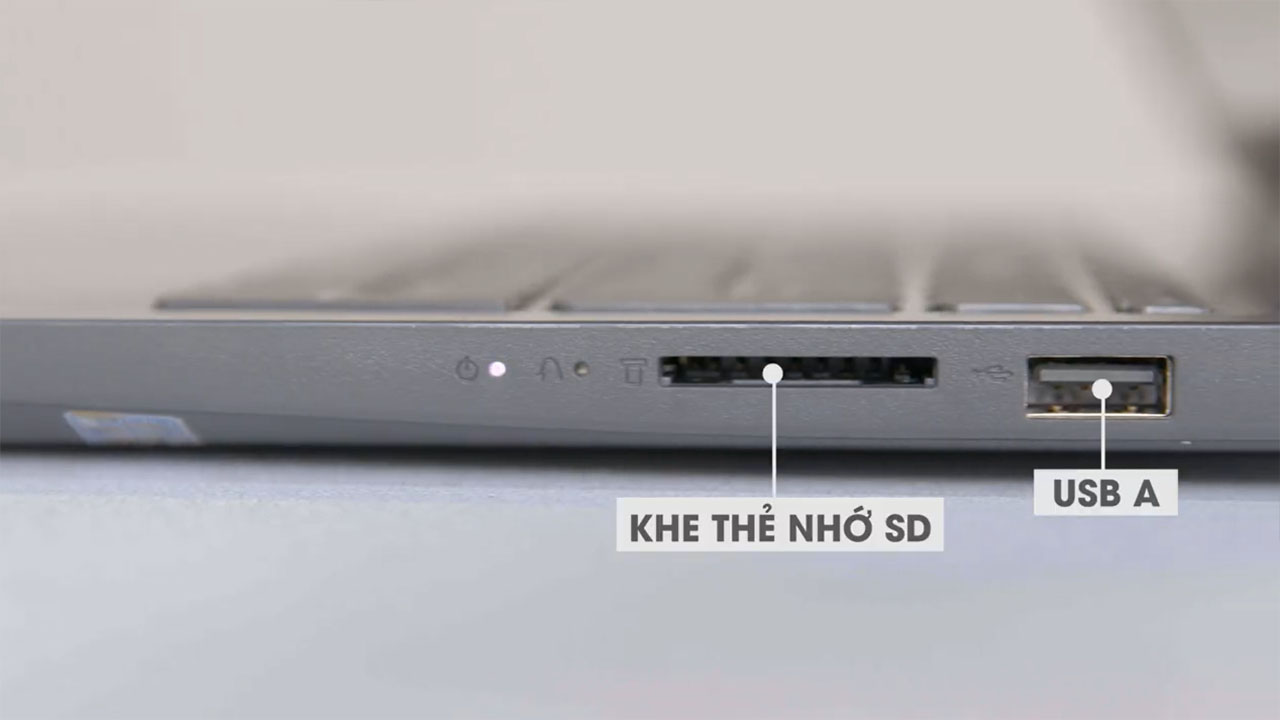 Cạnh phải của hai chiếc laptop Cạnh phải của hai chiếc laptop