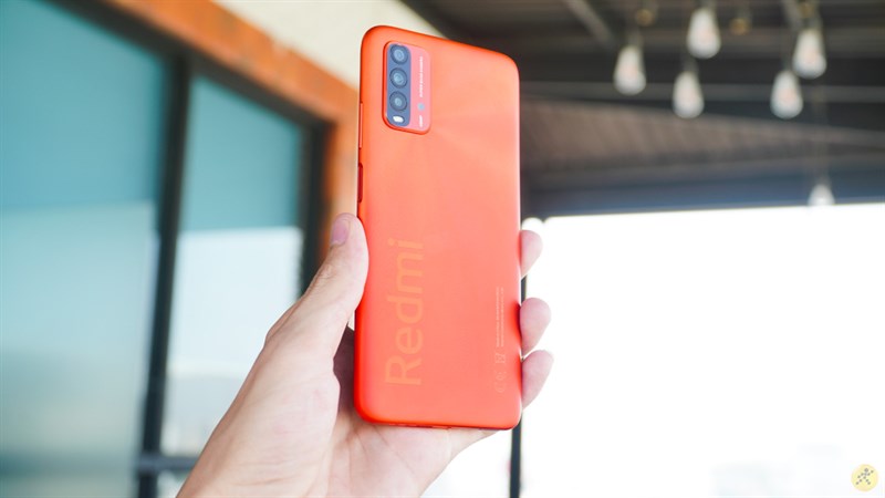 Cảm giác cầm nắm Redmi 9T trên tay rất tốt Cảm giác cầm nắm Redmi 9T trên tay rất tốt