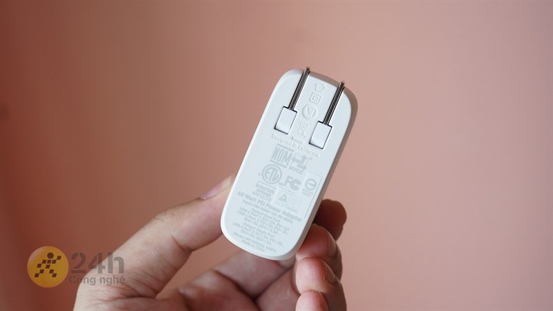 Củ sạc Belkin có 2 chân cắm ở cạnh trên. Củ sạc Belkin có 2 chân cắm ở cạnh trên.
