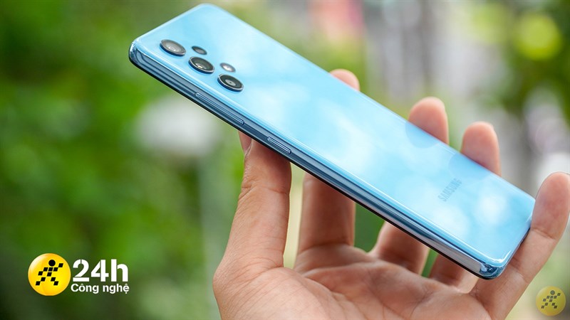 Vị trí đặt phím bấm tăng/giảm âm lượng và phím nguồn của Galaxy A32 được đặt hợp lý, mình có thể dễ dàng với tới và thao tác. Vị trí đặt phím bấm tăng/giảm âm lượng và phím nguồn của Galaxy A32 được đặt hợp lý, mình có thể dễ dàng với tới và thao tác.