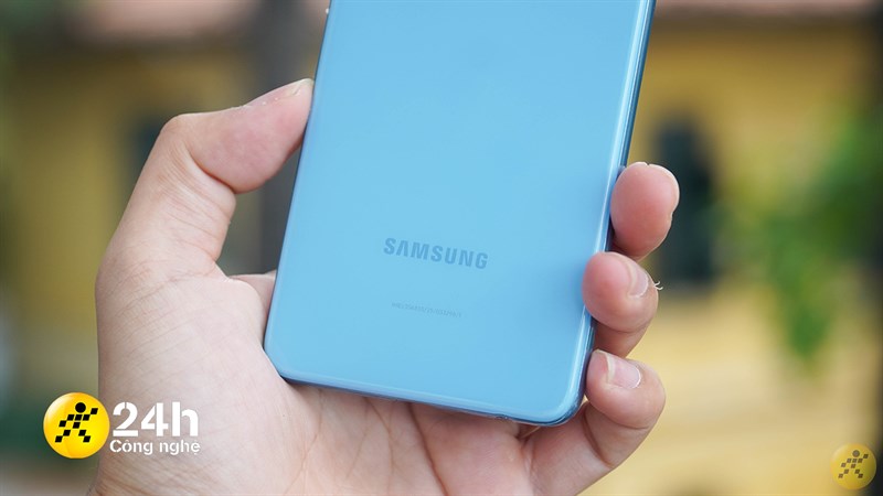 Mặt lưng bóng của Galaxy A32 khiến mình tốn nhiều thời gian để vệ sinh máy. Mặt lưng bóng của Galaxy A32 khiến mình tốn nhiều thời gian để vệ sinh máy.