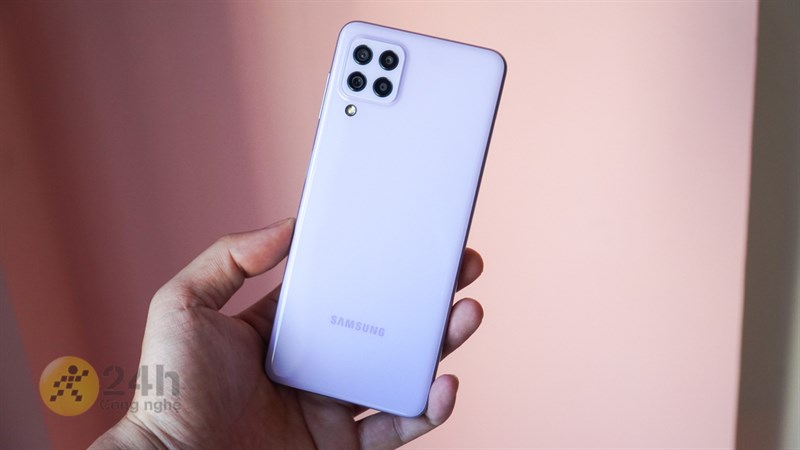 Cảm giác cầm Galaxy A22 khá là nhẹ. Cảm giác cầm Galaxy A22 khá là nhẹ.