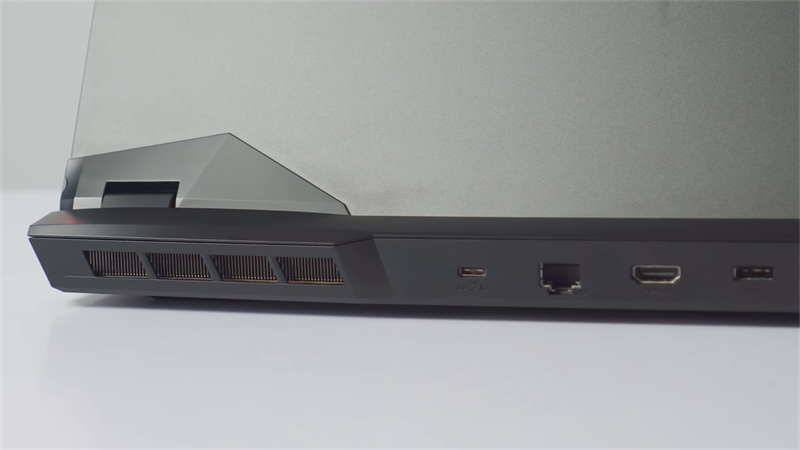 Phần tản nhiệt của chiếc laptop này được thiết kế khá hầm hố với những đường góc cạnh nam tính. (Nguồn: Beebom).