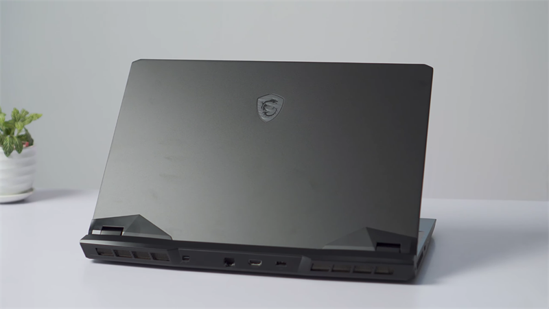 Mặt lưng bằng kim loại của MSI GP76 Leopard. (Nguồn: Beebom).