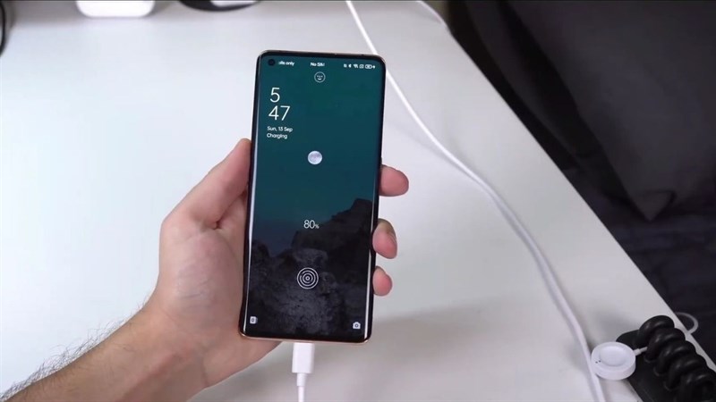 OPPO Reno 6 được trang bị pin dung lượng 4.500 mAh cùng sạc nhanh 65 W.