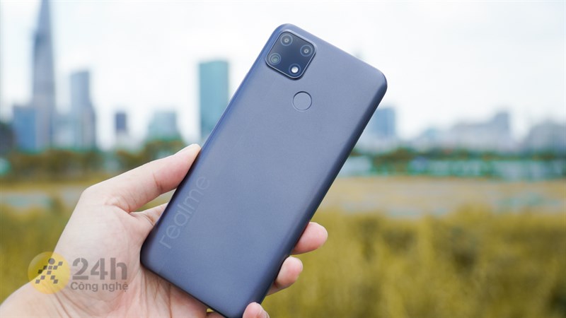 Realme C25s mang đến cảm giác cầm đầm tay